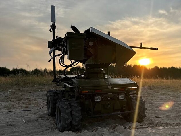 Министр Федоров показал разработанного для военных украинского универсального робота. Фото