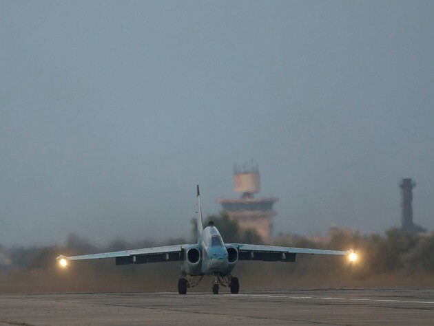 РосЗМІ опублікували деталі авіаудару ЗСУ по аеродрому Саки в окупованому Криму. Одна з ракет влучила в ціль