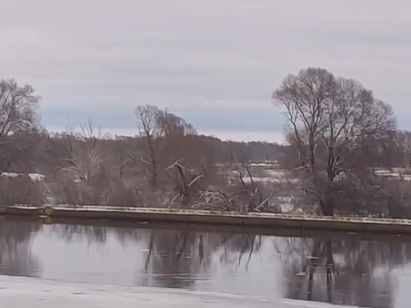 В Черниговскую область по реке приплыл понтонный мост окупантов. Видео