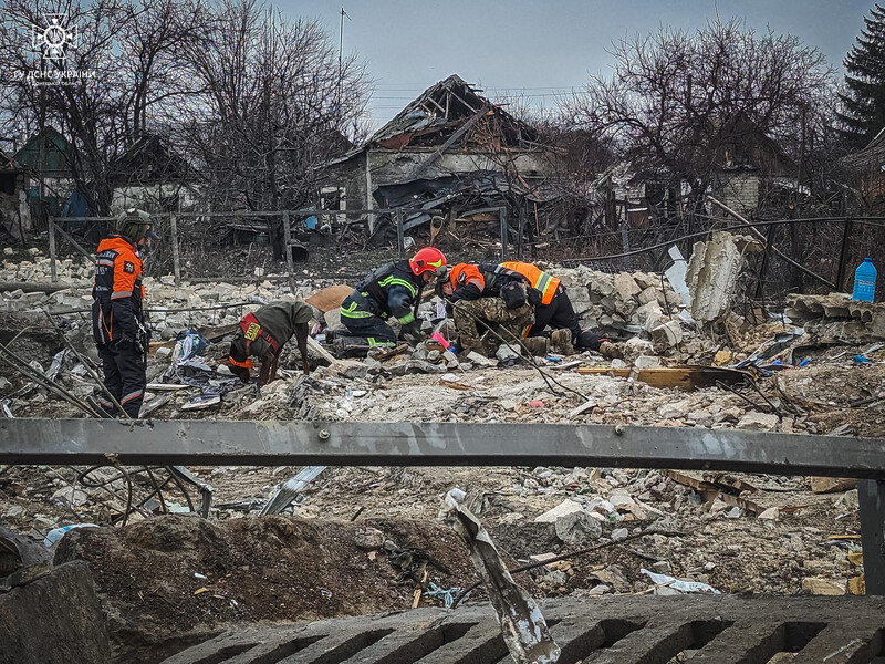 Рятувальники знайшли тіло чоловіка на місці зруйнованого російською ракетою будинку в Покровську. За даними ОВА, жертвами удару по району стало 11 людей