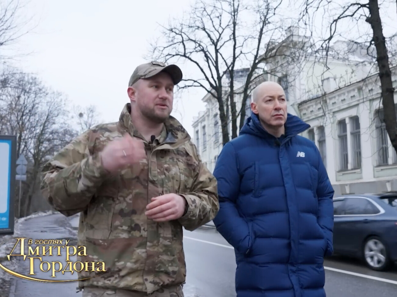 Не жалея имеют толпой в одну дырку