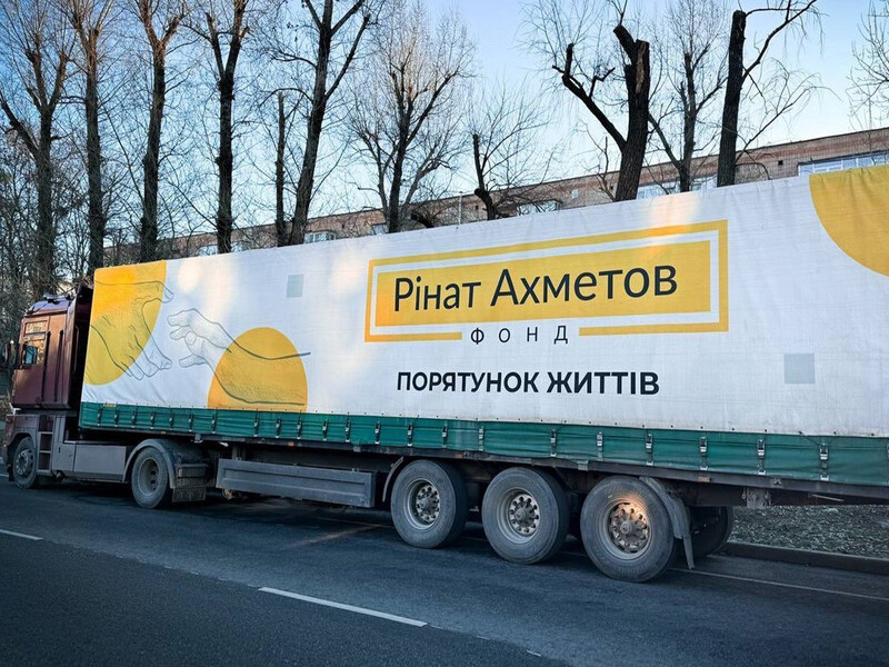 Фонд Рината Ахметова передал помощь для переселенцев из Марьинской общины в Павлограде