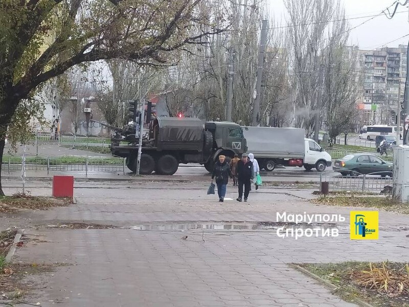 Россияне впервые перебросили технику и военных через Мариуполь, используя гражданские грузовики в составе колонны – Андрющенко 
