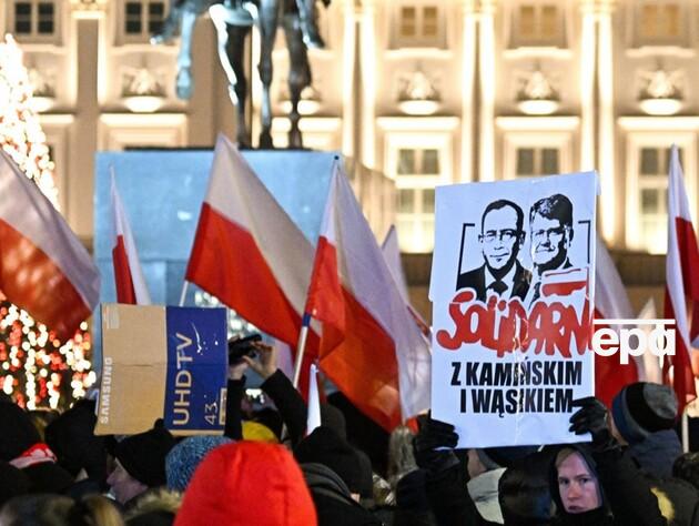 У Польщі у президентському палаці затримали ексглаву МВС і його заступника. У Варшаві спалахнули протести