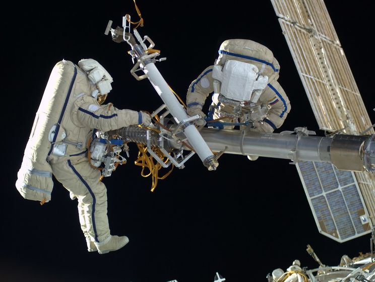 Выход российских космонавтов в открытый космос могут перенести из-за потери одного из скафандров