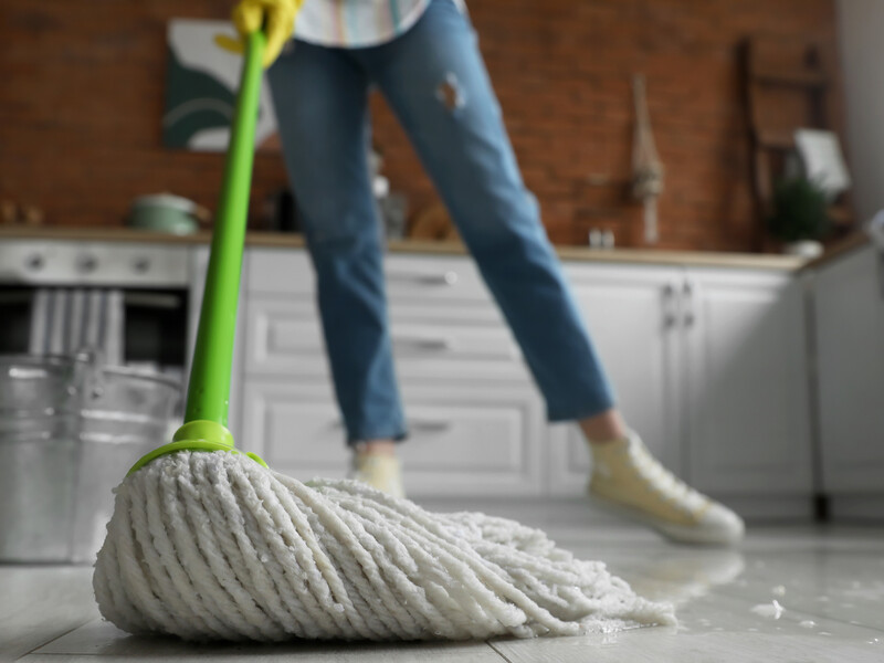 Як самостійно приготувати розчин для миття підлоги без хімікатів. Поради