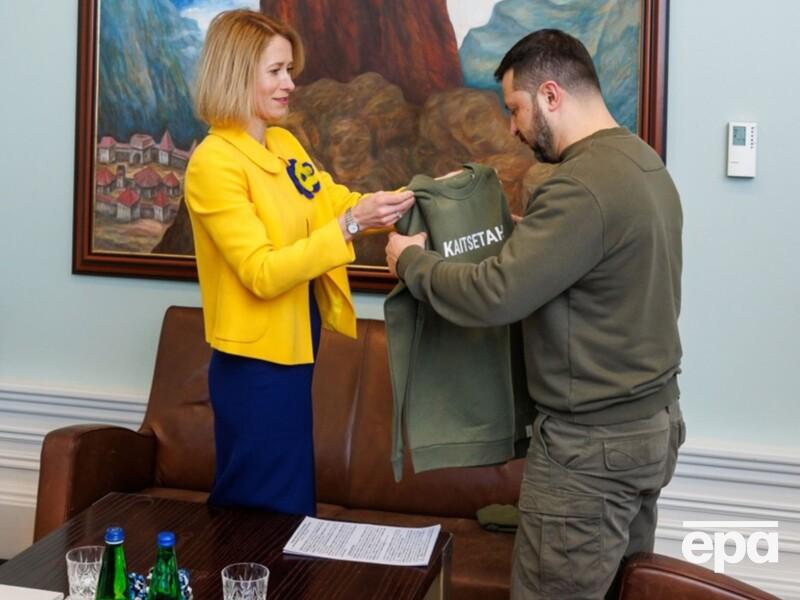 Прем'єрка Естонії для зустрічі із Зеленським обрала вбрання кольору українського прапора й подарувала йому світшот із символічним принтом. Фото