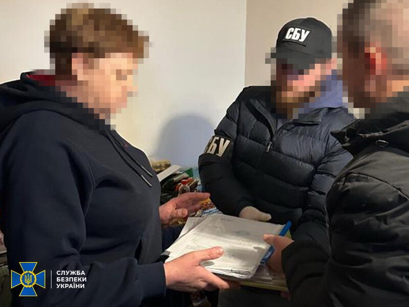 СБУ затримала експосадовицю, яку підозрюють у наданні окупантам машин швидкої допомоги для депортації українських дітей у РФ