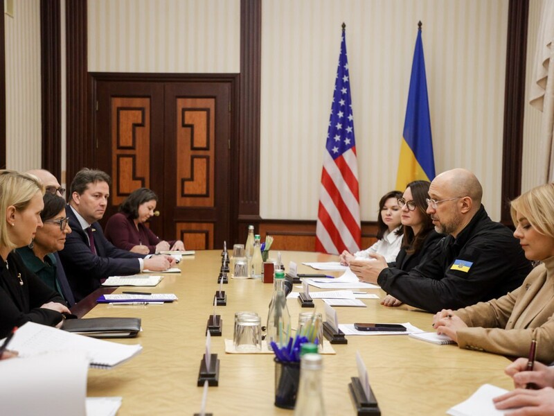 Спецпредставитель Байдена по восстановлению Украины приехала в Киев с группой американских бизнесменов. Они провели переговоры в Кабмине