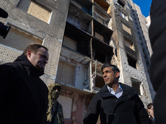 Сунак побывал на месте ракетного удара РФ по многоэтажке в Киеве. Фото, видео