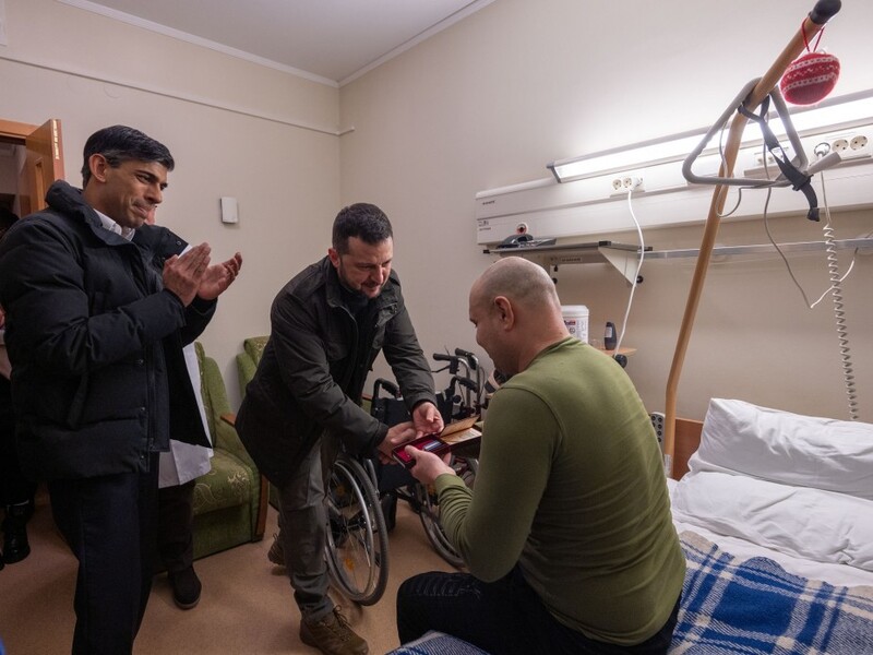 Зеленський і Сунак відвідали українських військових в одному з медзакладів Києва. Фото