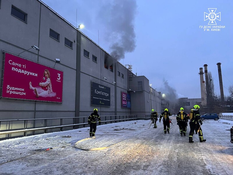 Пожежа в київському ТЦ "Космополіт". Постраждало троє людей