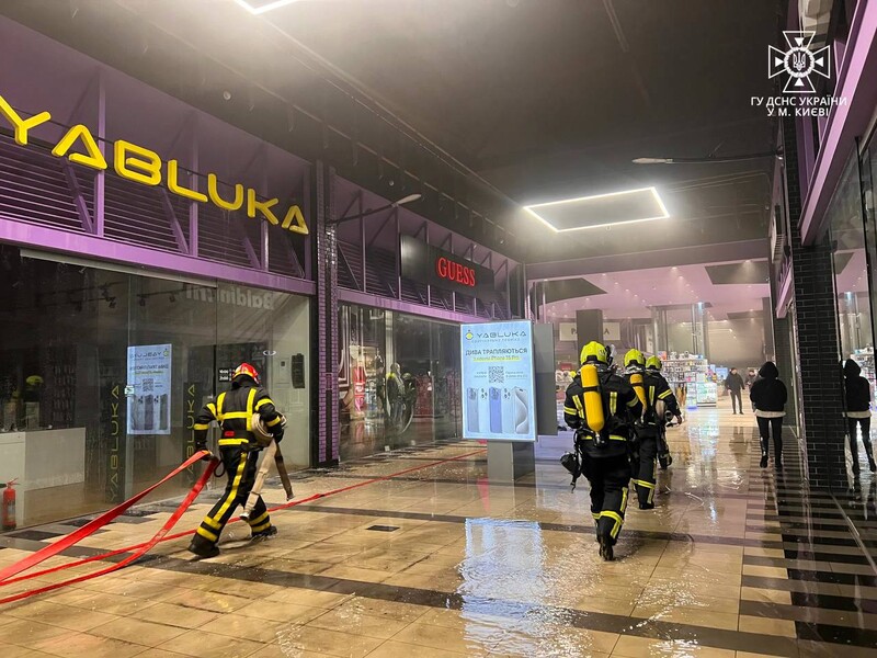 В Киеве горит ТЦ "Космополит", эвакуировали 200 человек – Кличко