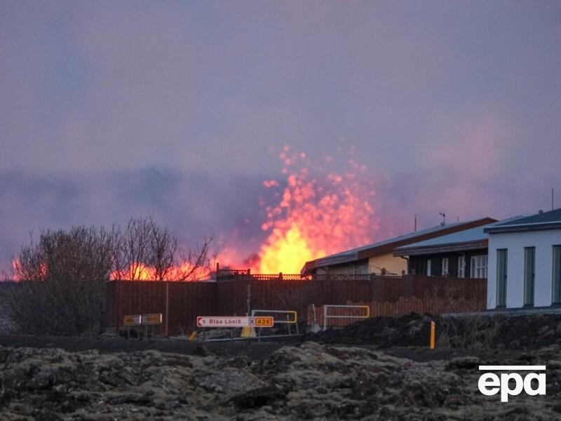 В Исландии, где извергается вулкан, лава достигла города Гриндавик. Начались пожары