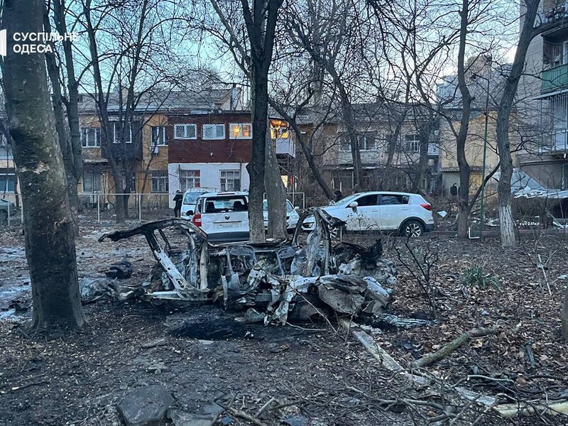 В результате атаки дронов РФ на Одессу ранены три человека. Возник пожар, разрушены жилые дома и машины, эвакуированы более сотни людей