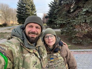 Отвечает клиентам из окопов под Бахмутом и мечтает написать книгу 