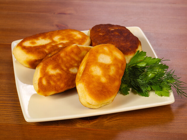 Смешайте это с мукой – и получится универсальное тесто для пирожков, рогаликов и коржиков. Простой и доступный рецепт без дрожжей