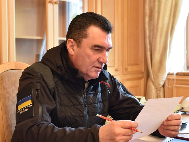 "Мы бы хотели, но..." Данилов заявил, что насильно вернуть выехавших мужчин не получится
