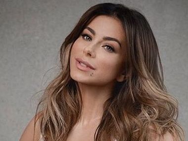 Ани Лорак показала фигуру в микробикини