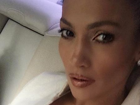 Лопес продемонстрировала грудь в полупрозрачном платье