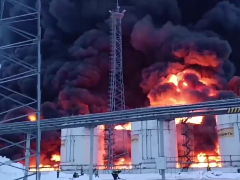 "Какой треск там!" Нефтебаза в Брянской области продолжала гореть и ночью