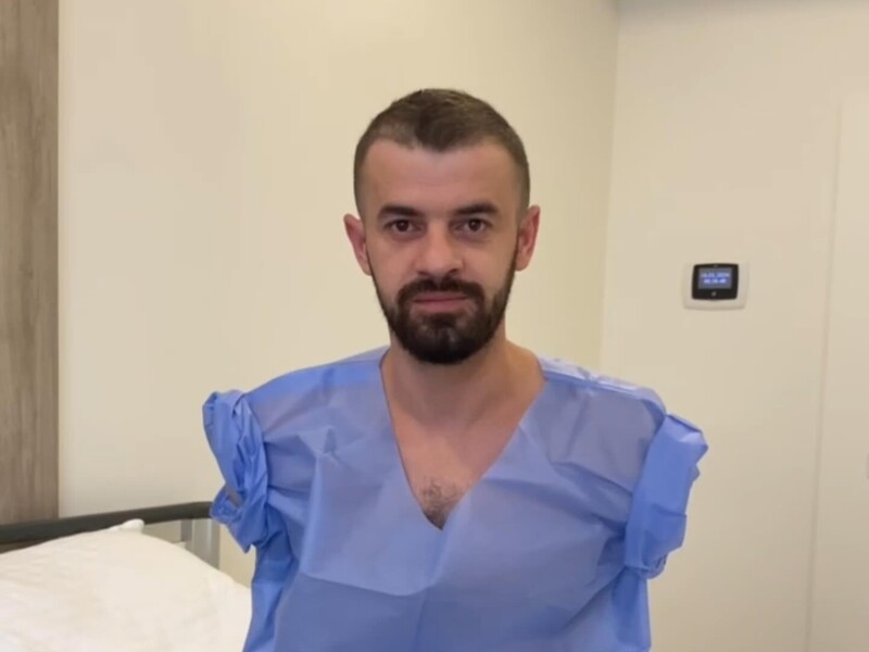 "Чтобы чувствовал себя человеком". Украинские врачи ведут сбор на бионический протез для бойца, потерявшего обе руки