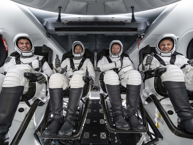 На МКС прибыл частный космический корабль с четырьмя астронавтами, на орбите Земли они проведут две недели
