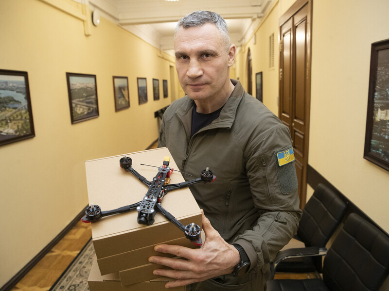 Кличко передав партію дронів спецпризначенцям Президентської бригади, які захищають Донбас