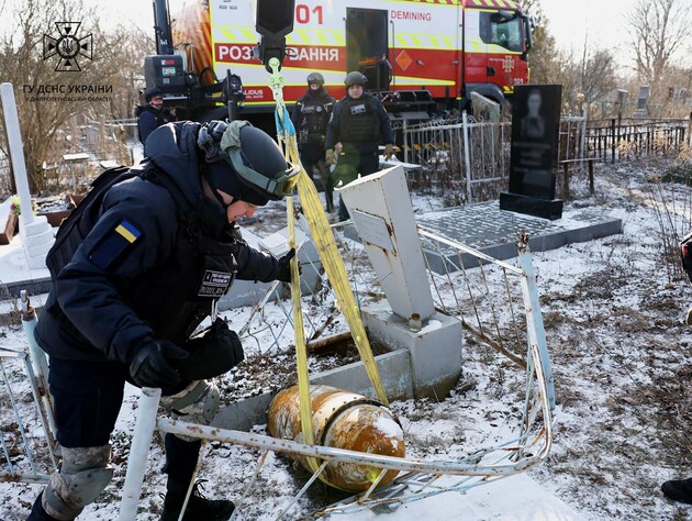 В Днепре на кладбище нашли российскую ракету. Саперы взорвали ее. Видео