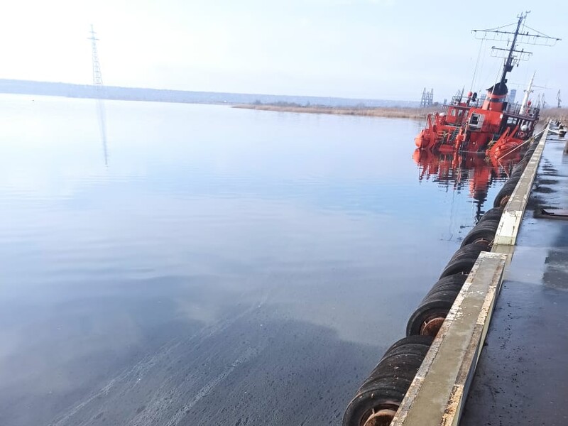 В порту Николаева затонуло судно, в воду попали нефтепродукты