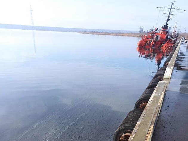 У порту Миколаєва затонуло судно, у воду потрапили нафтопродукти