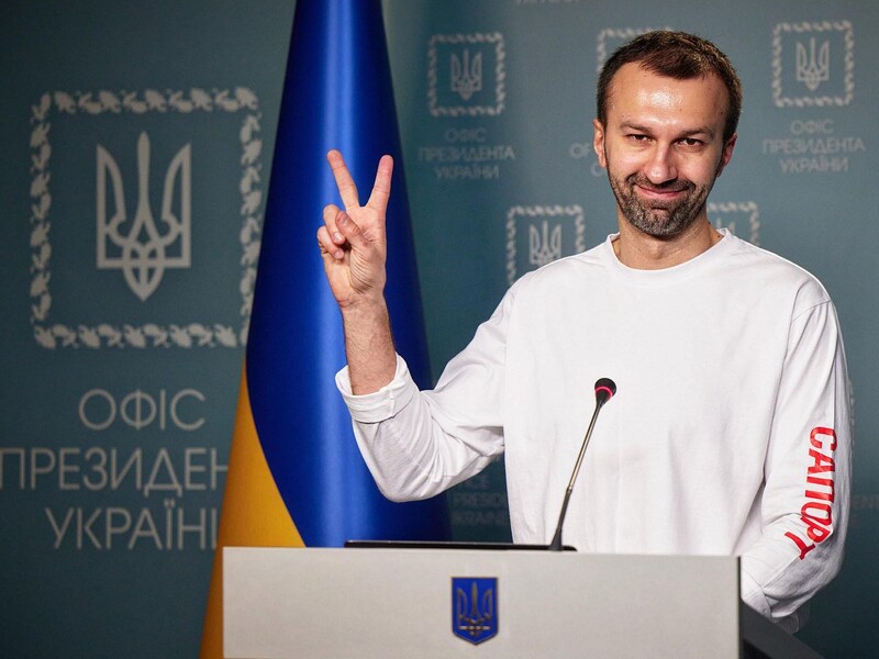 "Аргумент, что в Киеве небезопасно, – это чушь". Лещенко заявил, что западные страны должны перестать платить пособия украинским беженцам, чтобы они возвращались домой