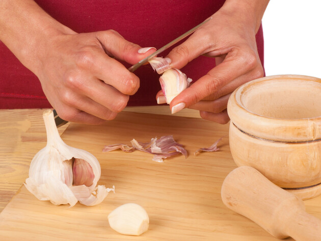 Зробіть підживлення з часникового лушпиння, й отримаєте чудовий урожай