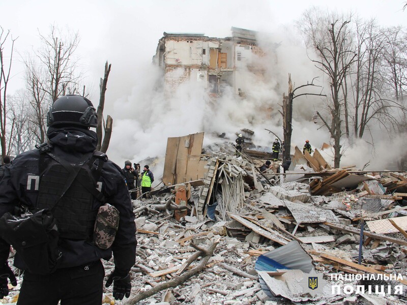 В Харькове из-под завалов извлекли тело девочки. Она стала восьмой жертвой атаки РФ