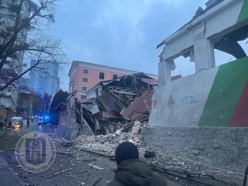 Ракетная атака РФ. В Киеве поврежден жилой дом, спасатели гасят пожары