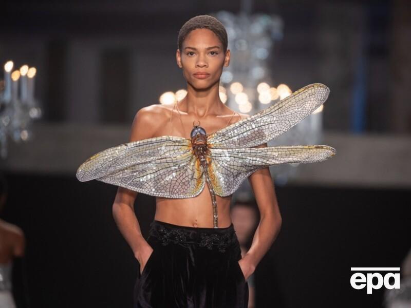 Бабочки, скарабеи и гусеницы на вечерних платьях. Дизайнер из Индии представил на Неделе моды в Париже коллекцию, посвященную насекомым. Фото