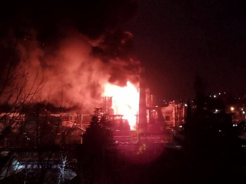 В Туапсе ночью был сильный пожар на нефтеперерабатывающем заводе. Местные слышали звуки пролета дронов и взрывы. Видео