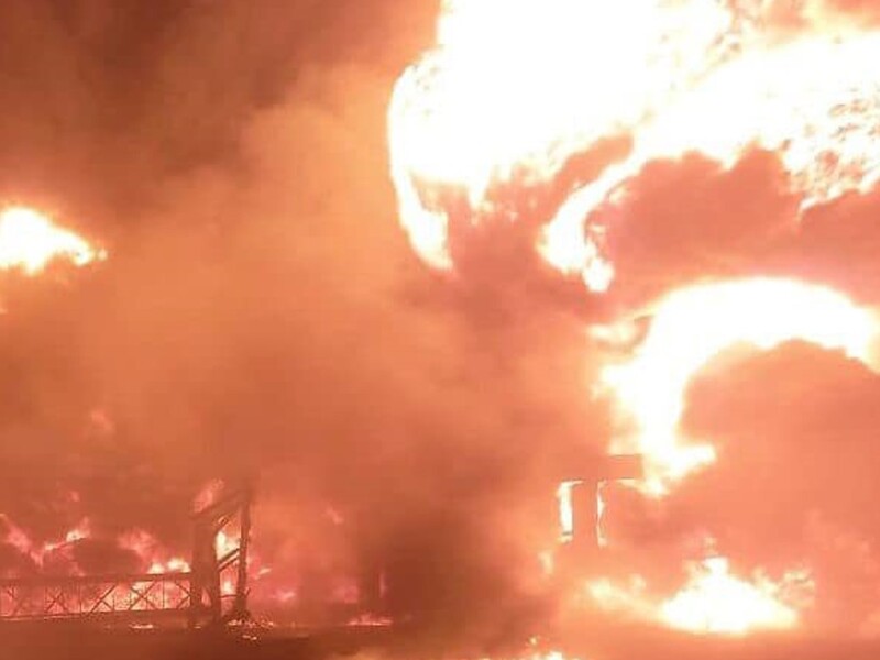 Объект в Кременчугском районе РФ атаковала, вероятно, "баллистикой". Пожар до сих пор тушат – ОВА