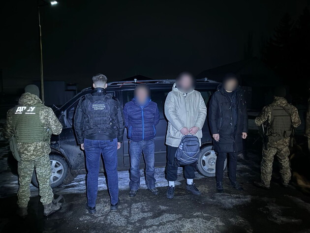 В Черновицкой области пограничники задержали такси, которое везло двух 