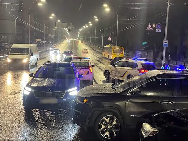 В Киеве водитель совершила три ДТП, разбила четыре авто и убегала от патрульных – полиция. Видео