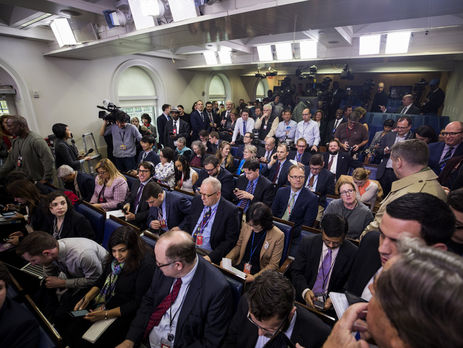 СМИ написали письмо Трампу: Когда затыкаете журналиста, потому что он сказал вам что-то неприятное, столкнетесь с единой командой