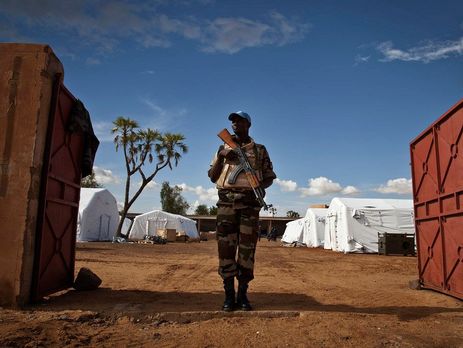 Смертник взорвал автомобиль в военном лагере в Мали, десятки погибших