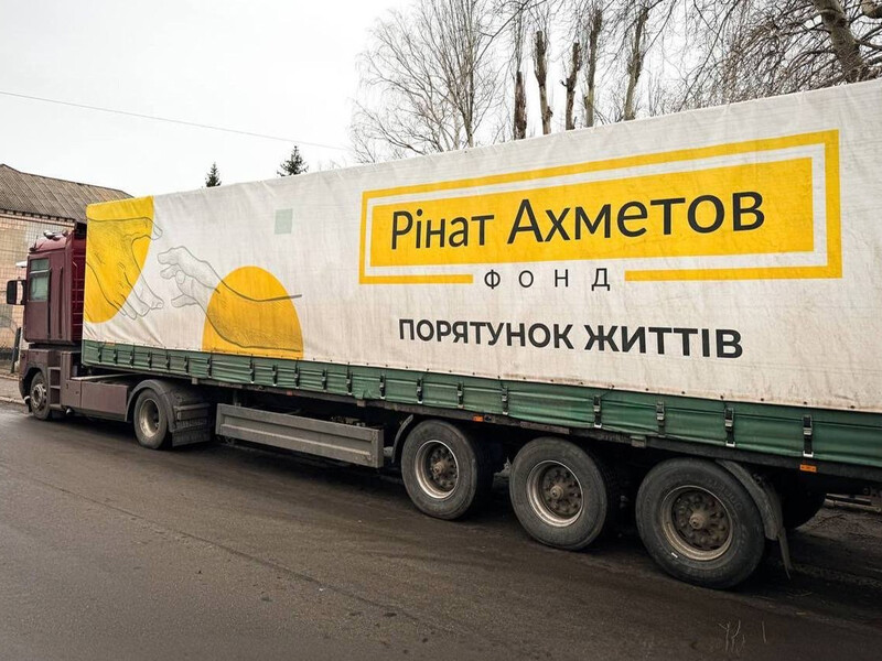 До Харкова для переселенців із Луганської області прямує 4 тис. проднаборів від Фонду Ріната Ахметова