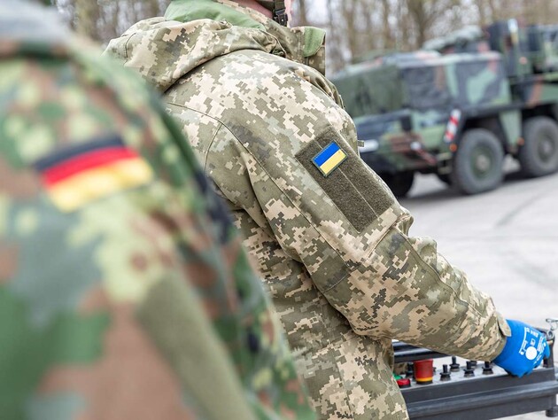 Бронетехника, снаряды и ракеты для IRIS-T. Германия объявила о новой военной помощи Украине