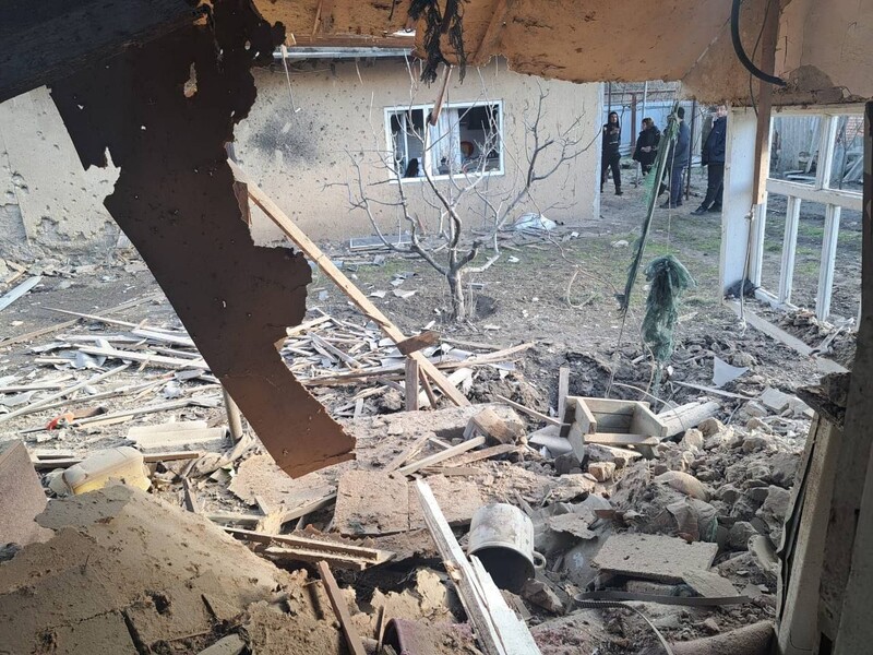 Окупанти вдарили з артилерії по Нікопольському району, поранено жінку, пошкоджено об'єкт інфраструктури – ОВА