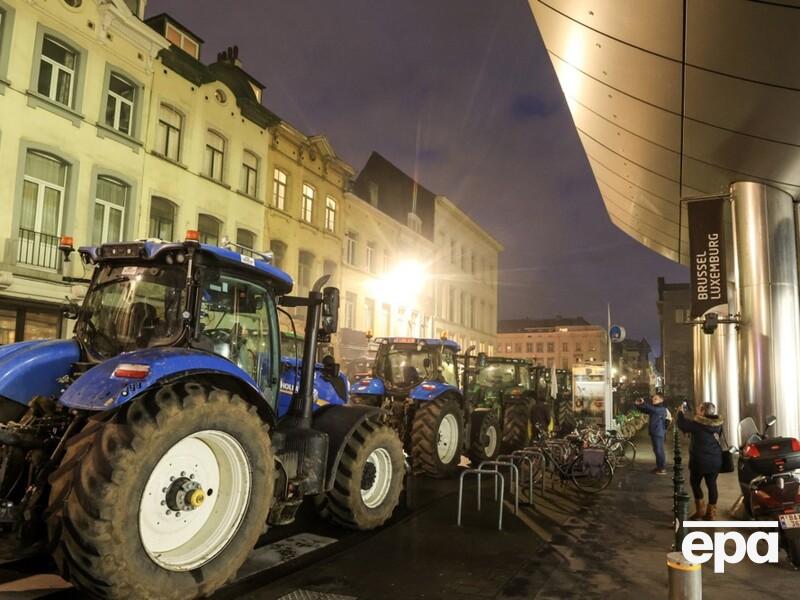 Європейські фермери влаштували протест у Брюсселі. Вони кидали каміння і яйця в будівлю Європарламенту. Фото