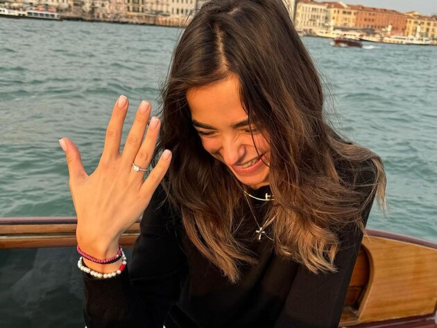 Подарував Porsche, а на весіллі був у кросівках від Louis Vuitton. ЗМІ показали таємного чоловіка Морозюк, від якого вона пішла до Гринкевича