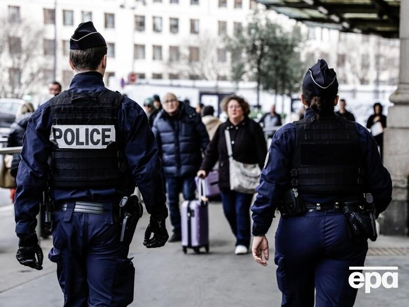 На вокзале в Париже мужчина с ножом ранил трех человек. Нападавшего задержали, у него "были признаки психического расстройства"