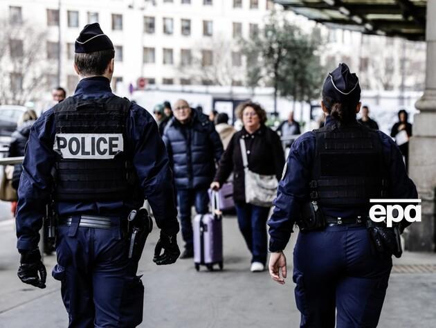 На вокзале в Париже мужчина с ножом ранил трех человек. Нападавшего задержали, у него 
