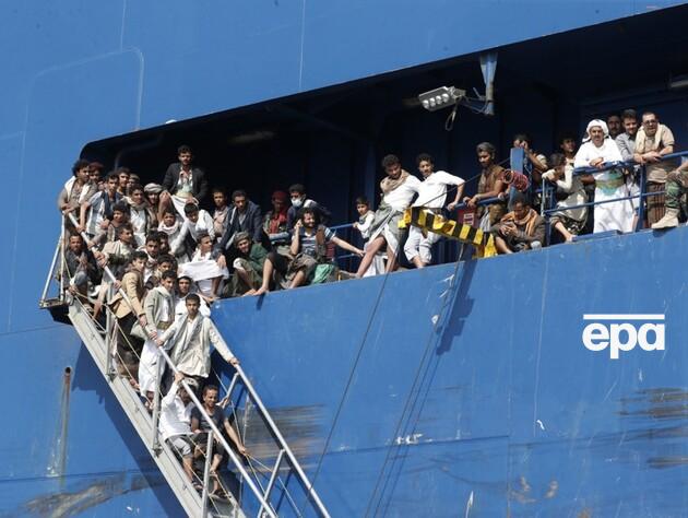 Хуситы превратили захваченный в Красном море корабль в туристический аттракцион – водят экскурсии за доллар. Видео